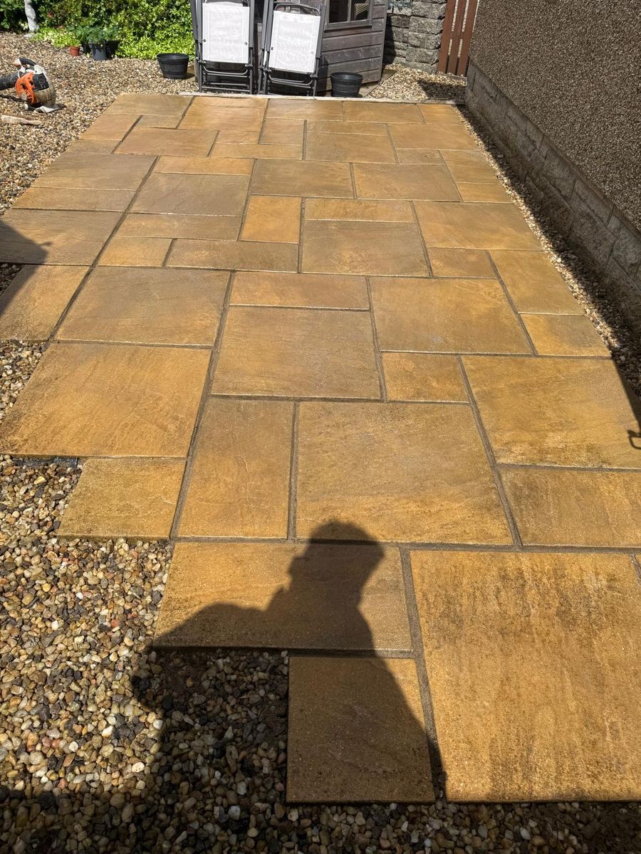 Buff riven slab patio with a gravel border
