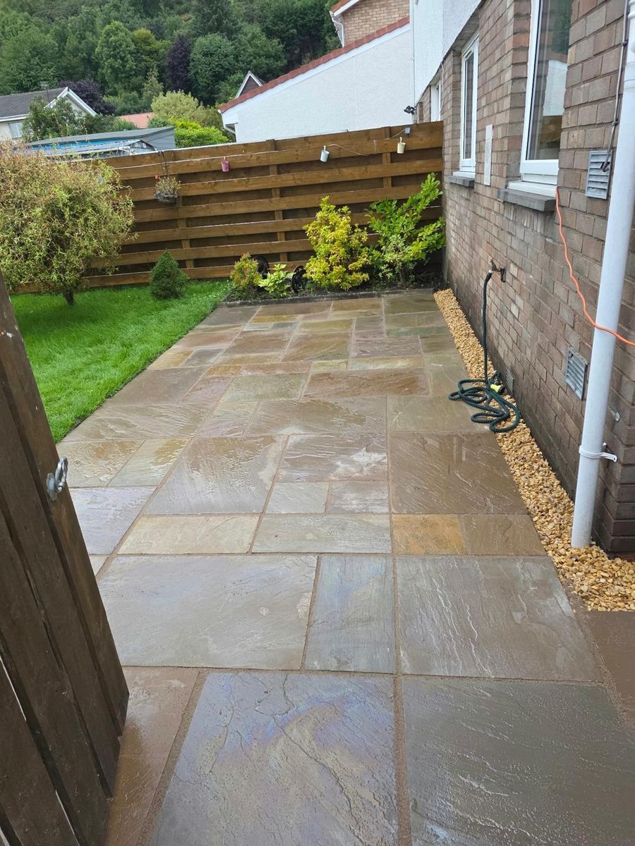 Indian sandstone side patio with gravel edging