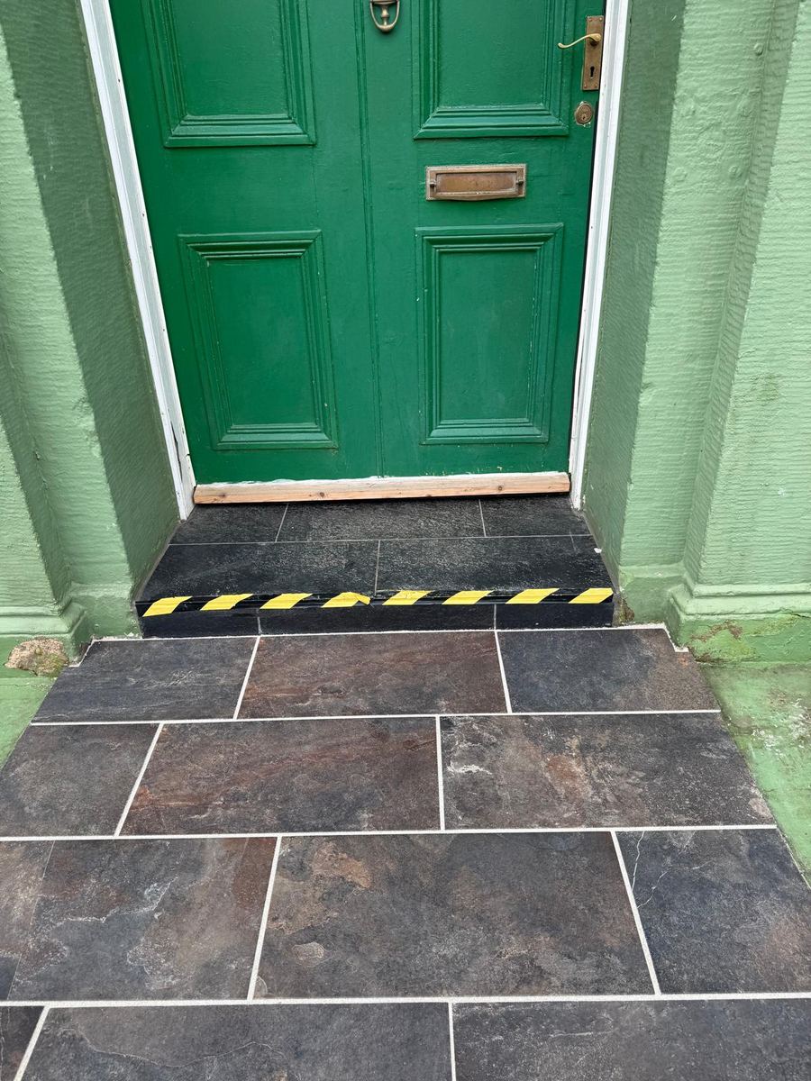 Slate-effect tiled front step with anti-slip nosing
